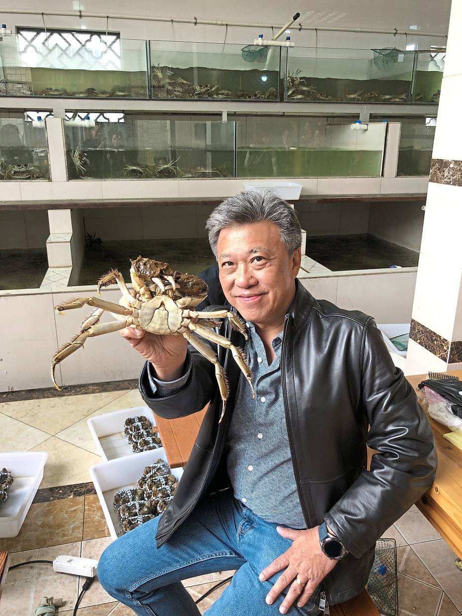 The writer temporarily put aside all worries of cholesterol content to eat some delicious crabs from the Yangcheng Lake. Photo: Florence Teh