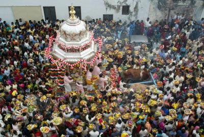 <b>Major festival:</b> The crowd surrounding the silver chariot as it stops in Chulia Street Ghaut during Thaipusam.” width=”400″ height=”269″ /> <span class=