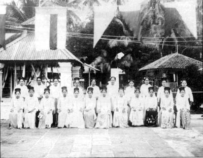 Early faces: The “Cheroot ladies” in 1930s. A large number of Malaysian Burmese are descendants of the ‘’Cheroot ladies’’ — the 300 Burmese female workers who were brought to Malaya in the 1890s to work in the cigar factories of Burmese Chinese Sin Yew Kyong.