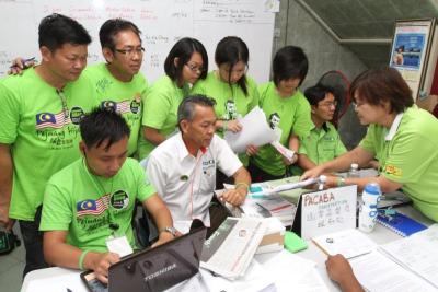 Strategising: Wong meeting with his team of campaigners at his service centre in Bentong.