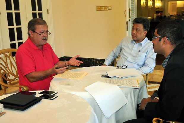 Straight talk: Sultan Ibrahim speaking to The Star Media Group managing director and chief executive officer Datuk Seri Wong Chun Wai and The Star Johor bureau chief Nelson Benjamin at Istana Bukit Serene.